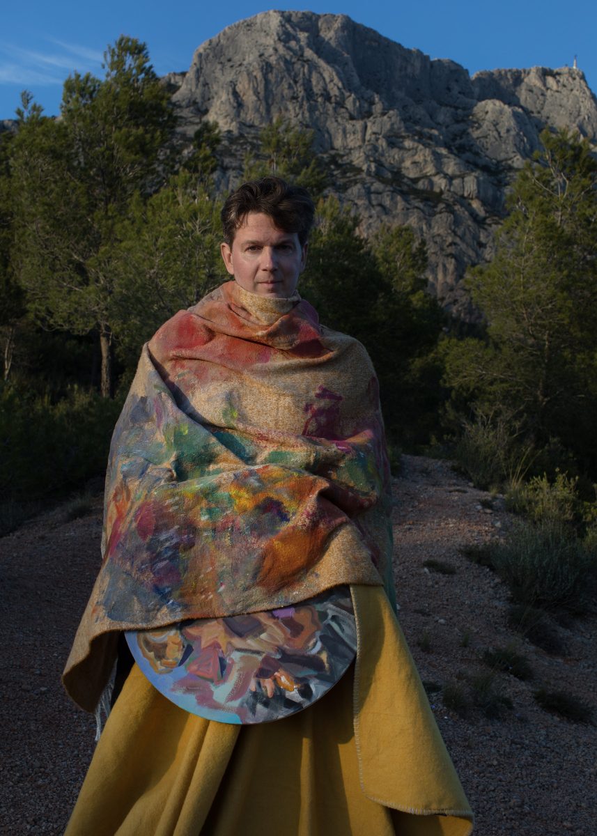 Daniel Mohr porträtiert von Oliver Mark vor dem Montagne Sainte-Victoire 2025.