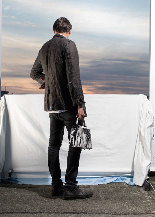 Gregor Hildebrandt im Studio in the Sky mit Handtasche.