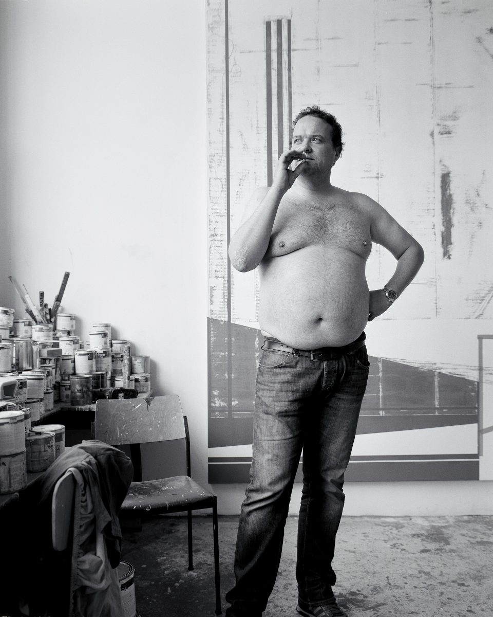Ronald de Bloeme, Künstler photographiert in seinem Atelier in Berlin© Oliver Mark.