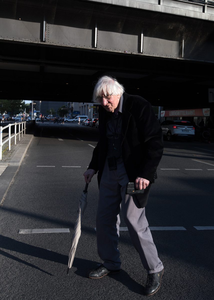 Walter Schels auf der Hardenbergstraße vor den Brücken des Bahnhof Zoo.