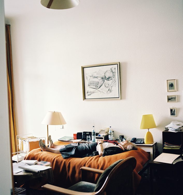 Carola Stern photographiert in ihrem Schlafzimmer in Berlin.