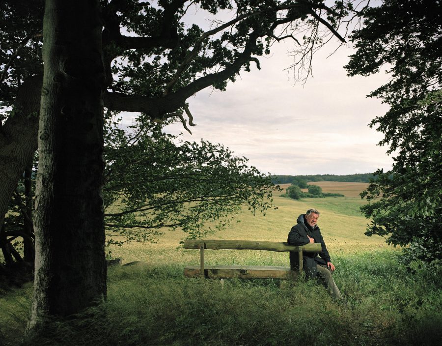 Botho Strauss sitting on a bench in the Uckermark.