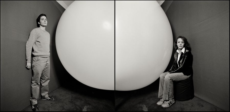black and white portrait with two balloons of actresses Daniel Brühl and Katrin Sass.
