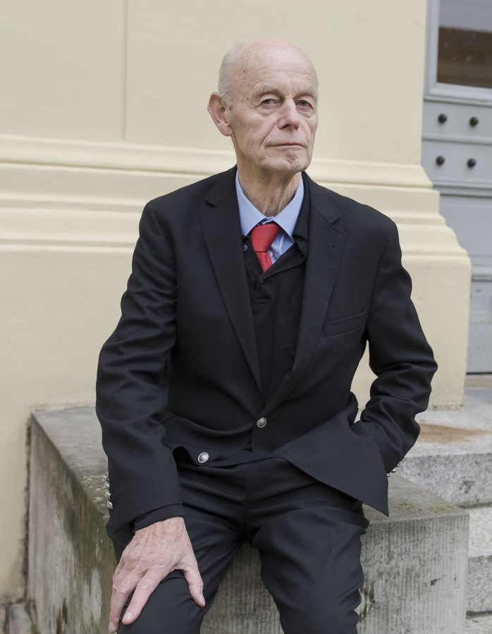 Prof. Detlev Ganten in a black business suit on the Charité Berlin campus.