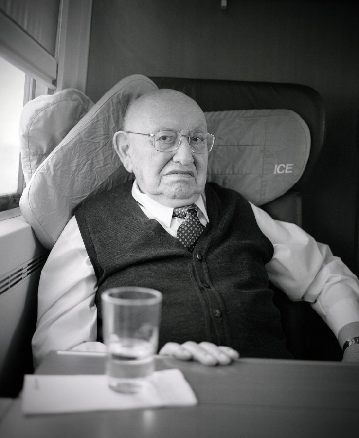 The literary pope Marcel Reich-Ranicki in the ICE on the journey from Frankfurt am Main to Berlin.