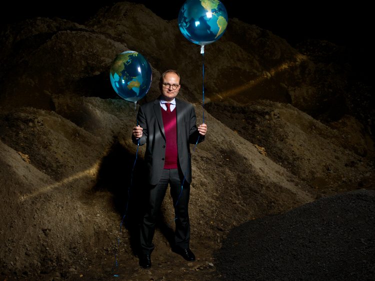 Ottmar Ederhofer mit 2 Luftballons.