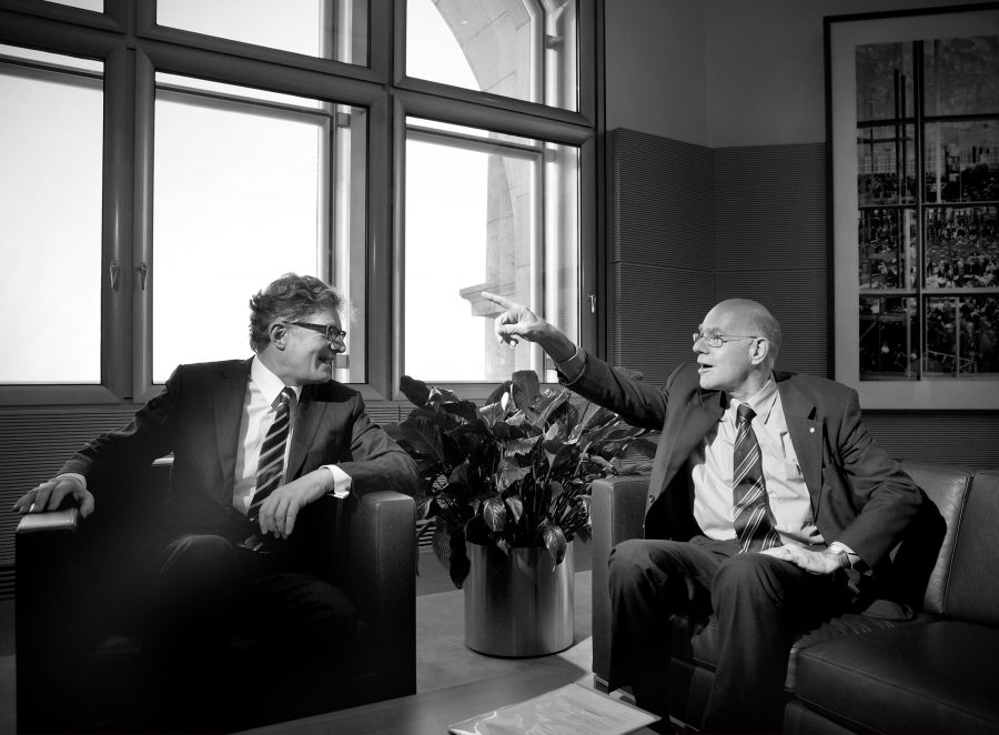 Roger Willemsen and Norbert Lammert in suits having a lively discussion in the Reichstag Building.