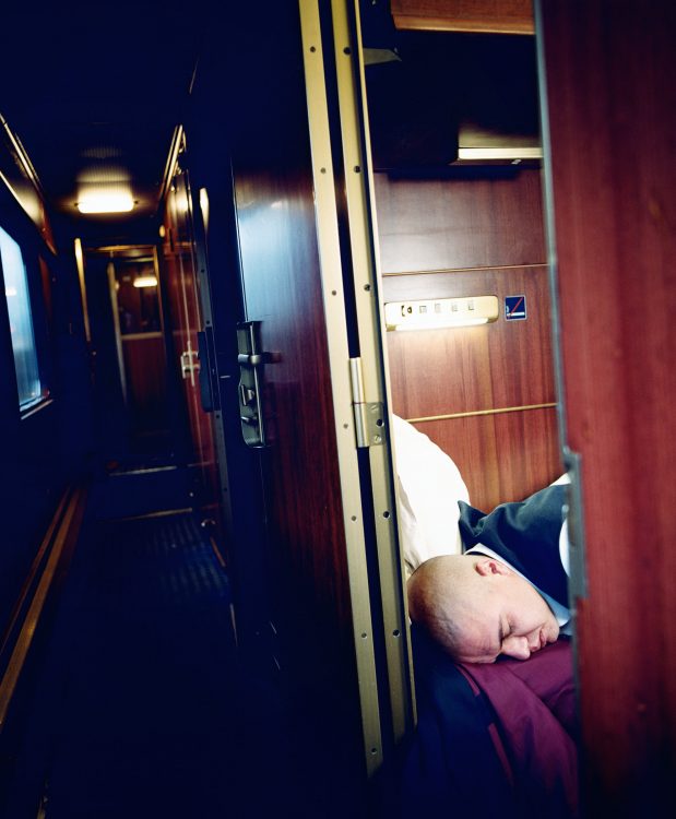 Steffen Kopetzky auf der Fahrt mit dem Nachtzug von Berlin nach Paris.