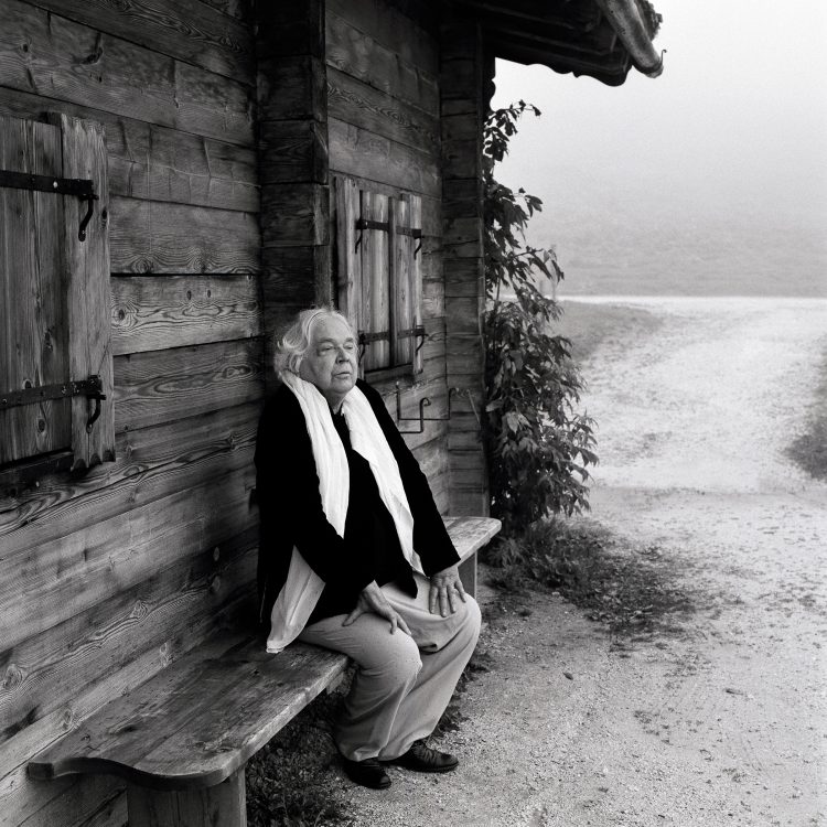 Thomas Harlan photographiert auf einer Hütte im Berchtesgadener Land.