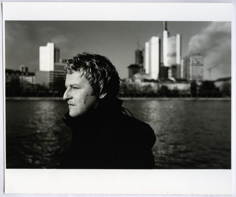the artist Tobias Rehberger in front of the skyline of Frankfurt am Main.