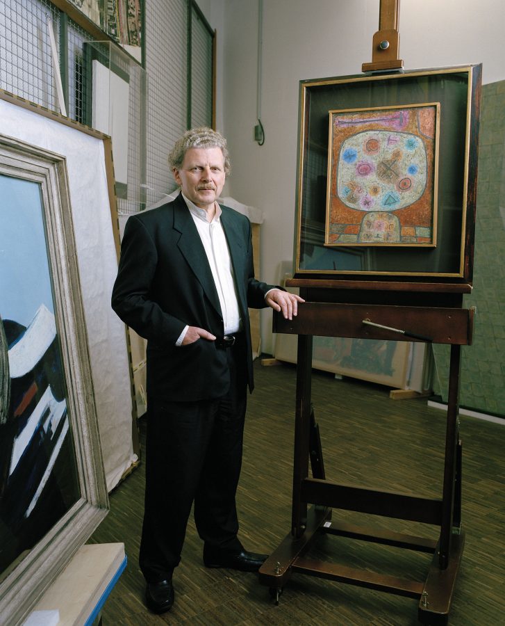The art historian Ulrich Krempel with a painting by Paul Klee in the depot of the Sprengel Museum Hanover.
