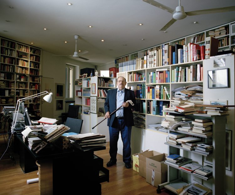 Umberto Eco in seiner Mailänder Bibliothek.
