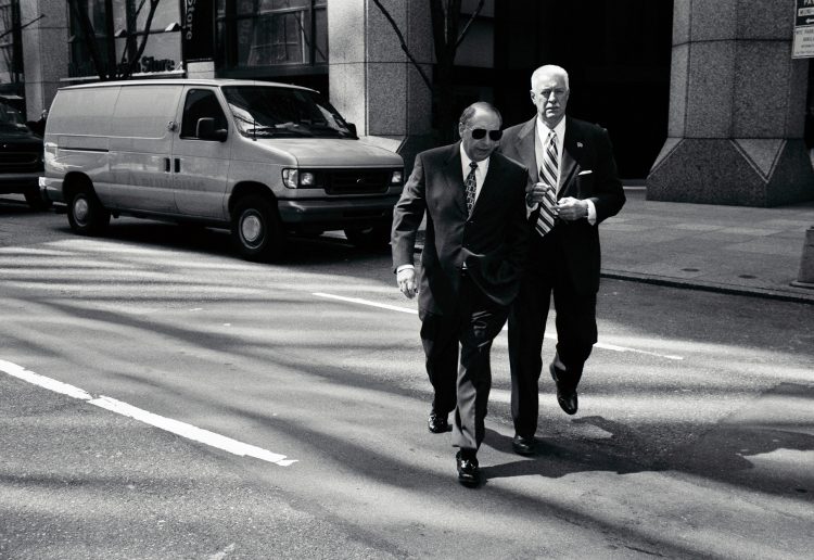 New York Street Life, 2 Männer überqueren eine Straße.